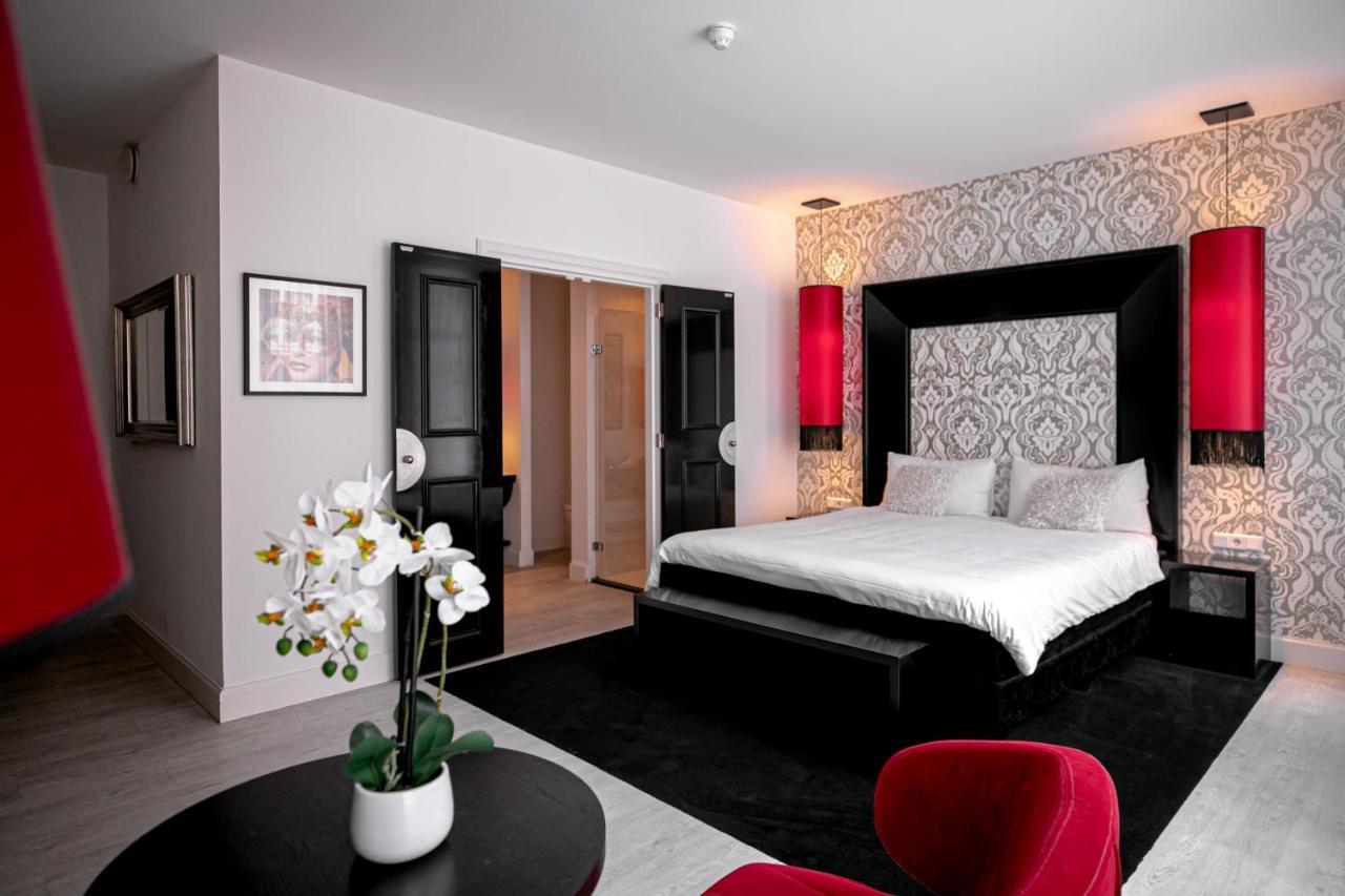 Le Theatre 4*